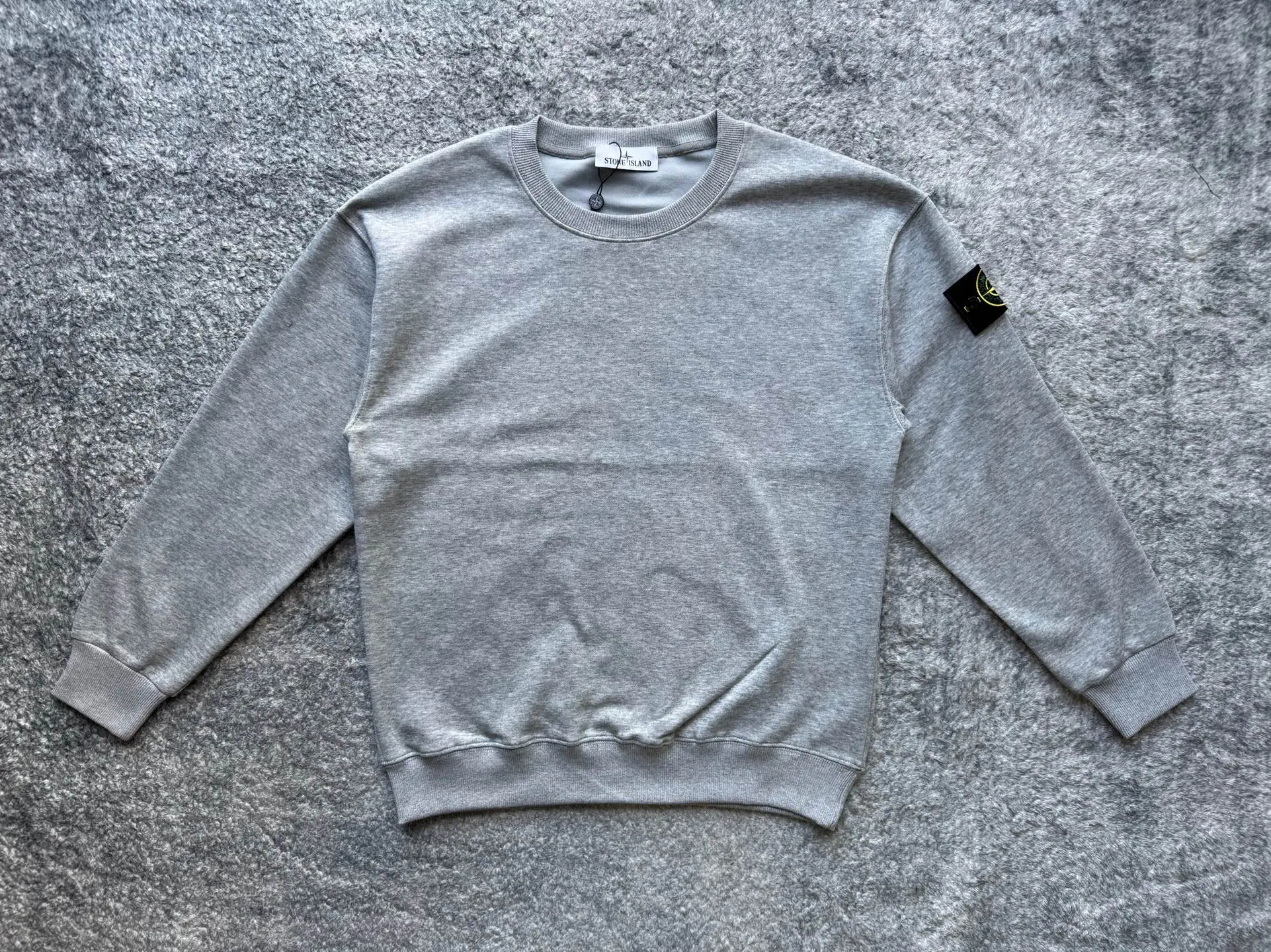 P146 STONE ISLAND Classic badge solid color round neck long-sleeved pullover sweatshirt for men and women 🍂 Sweatshirt season Autumn | Relaxation prologue "Autumn wrapped in a loose sweatshirt, happiness can be so simple" 🎵 Oversize lazy silhouette + warm velvet feel, comfortable to wear at home and out Color: Navy blue Black Gray Size: Length Shoulder width Bust Sleeve length Recommended weight S 69 56 54 54 115-130 M 71 59 57 55 130-155 L 73 62 60 56 155-175 XL 75 65 63 57 175-200